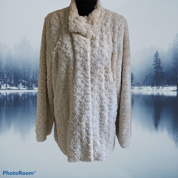 dennis by dennis basso Jackets & Blazers - ❄️❄️COZY FAUX FUR COAT❄️❄️